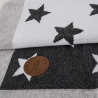 Kocyk dzianinowy (90x90) w opakowaniu prezentowym Grey Stars